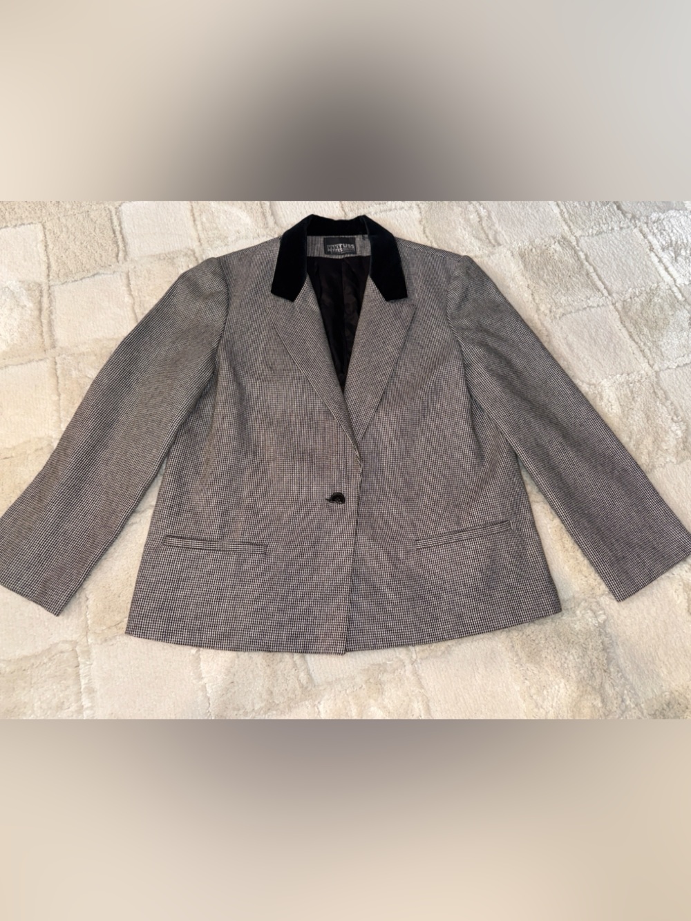 Women’s Vintage Black & White Houndstooth wool blend Blazer Velvet Collar PS